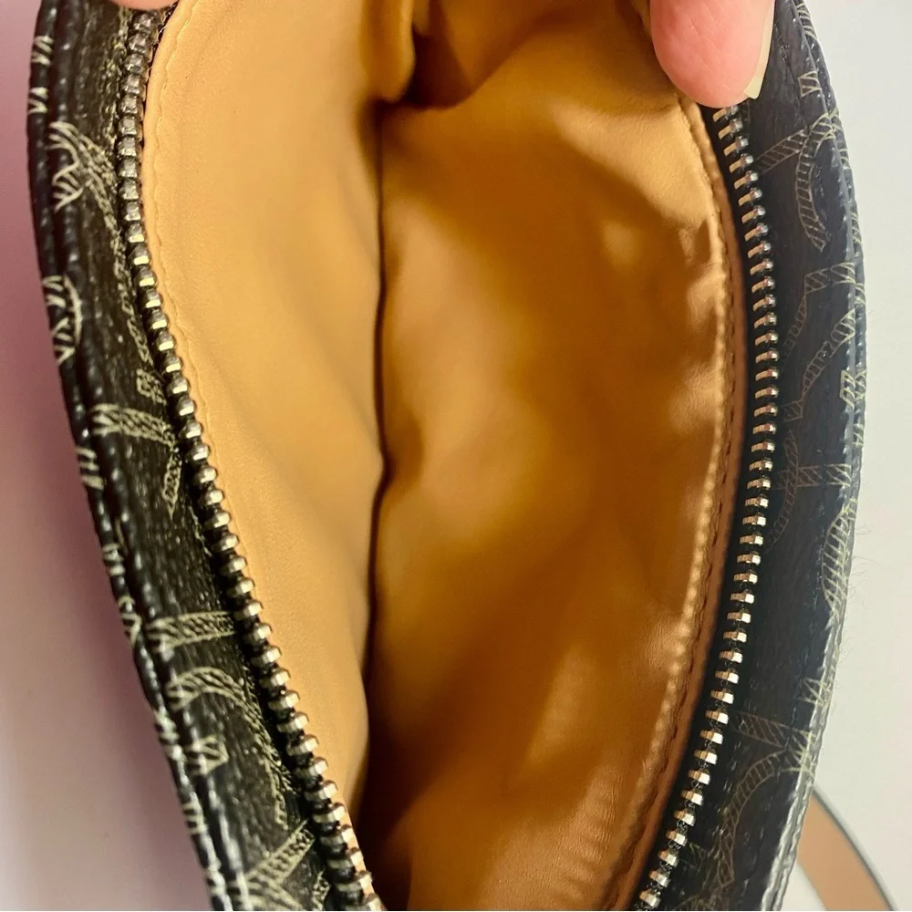 New Calvin Klein Women's Lg Monogram Black Belt Bag/Fanny Pack. Removable Bag.